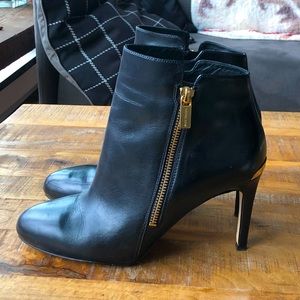 Micheal Kors leather ankle bootie